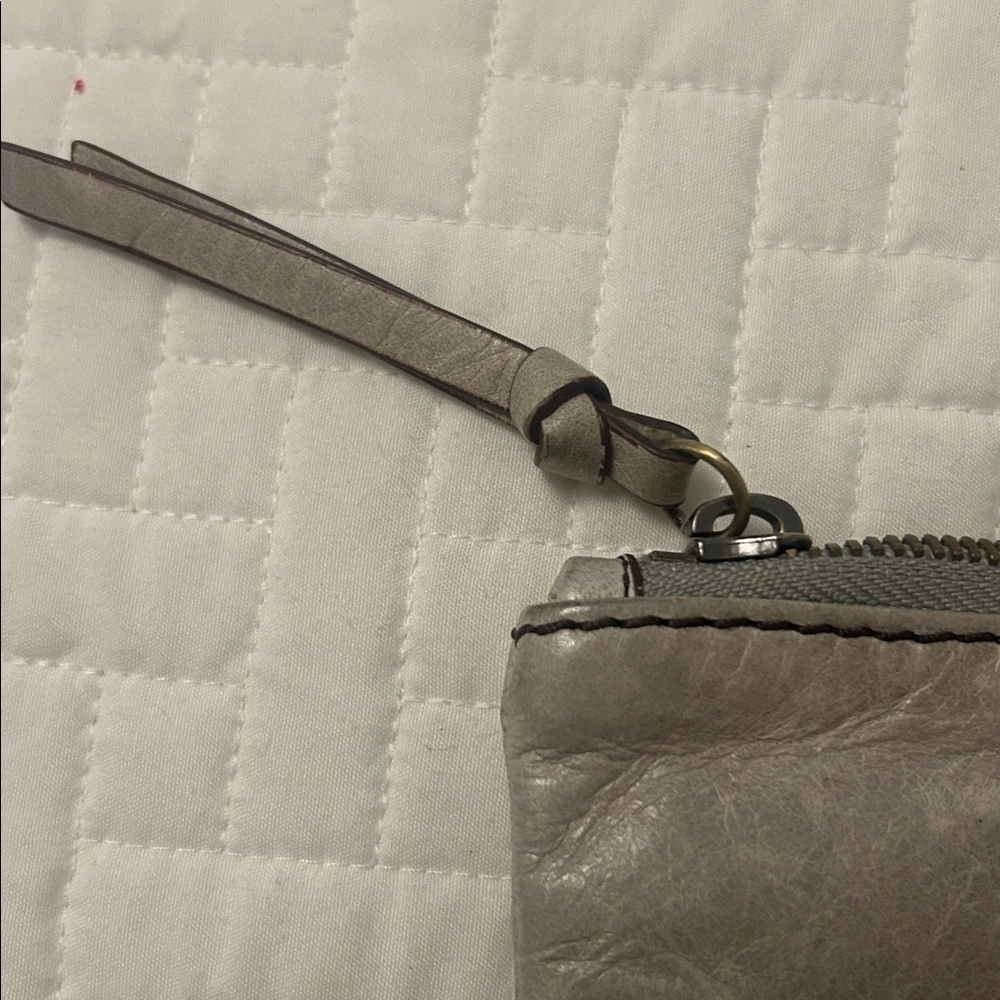 Hobo wristlet in light grey leather - Picture 8 of 8